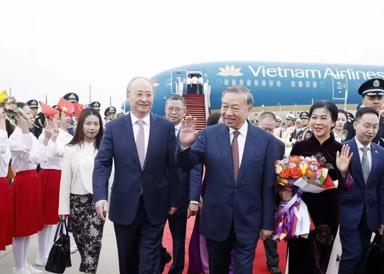 Welcome ceremony for General Secretary and President To Lam and his spouse at Beijing Capital International Airport. (Photo: VNA)