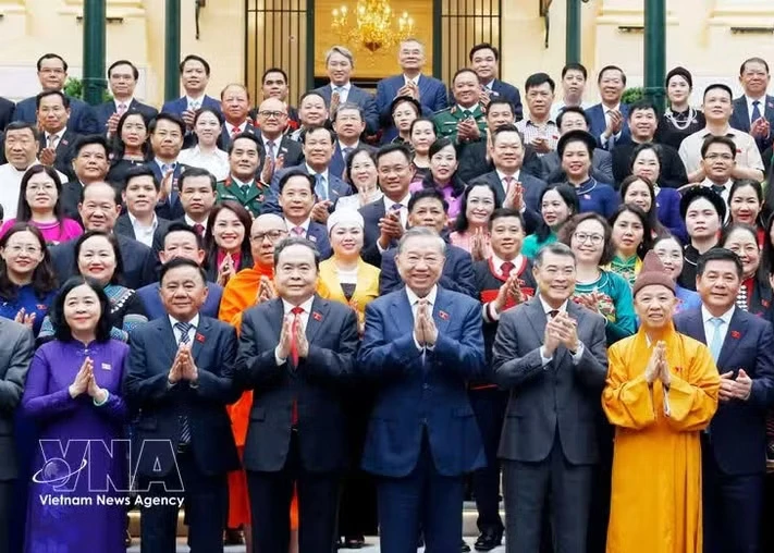Party General Secretary and State President To Lam, other leaders and ethnic minority lawmakers of the 16th legislature at the meeting on April 20 (Photo: VNA)