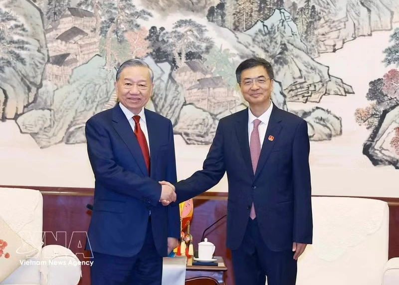 General Secretary of the Communist Party of Viet Nam Central Committee and State President To Lam (L) receives Chen Gang, member of the Communist Party of China Central Committee, Secretary of the CPC Committee and Chairman of the Standing Committee of the People’s Congress of the Guangxi Zhuang Autonomous Region (Photo: VNA)