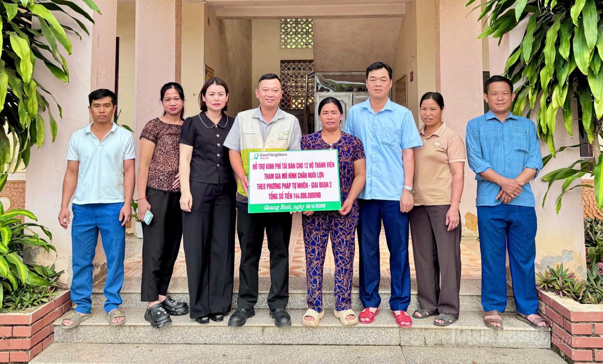 Đại diện Tổ chức GNI trao kinh phí hỗ trợ nhân rộng mô hình chăn nuôi lợn theo phương pháp tự nhiên tại xã Yên Thành.