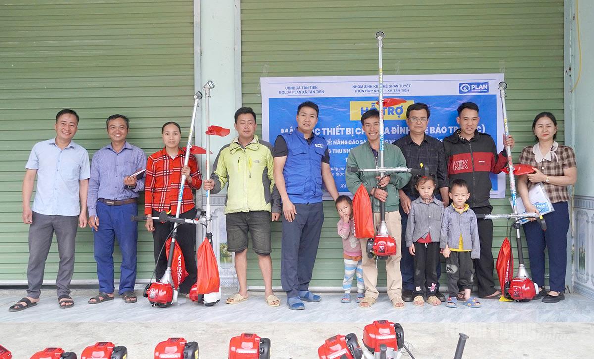 Đại diện Tổ chức Plan và chính quyền địa phương trao máy phát cỏ cho các gia đình thuộc vùng dự án.