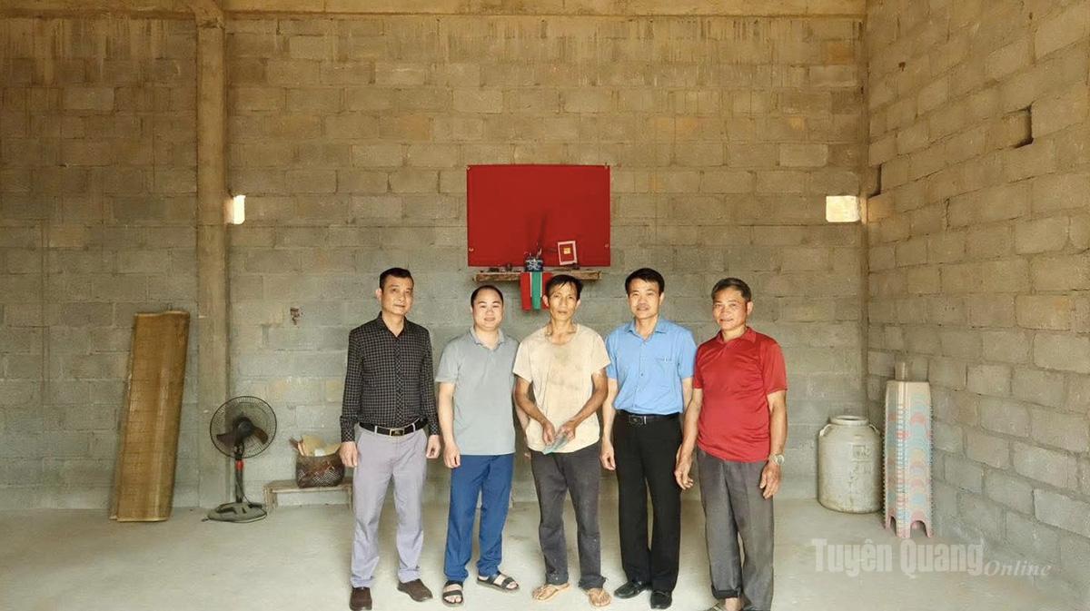 Đại diện Tổ chức Rồng Xanh và lãnh đạo UBND xã Yên Minh trao kinh phí cho 2 hộ bị ảnh hưởng do mưa bão.