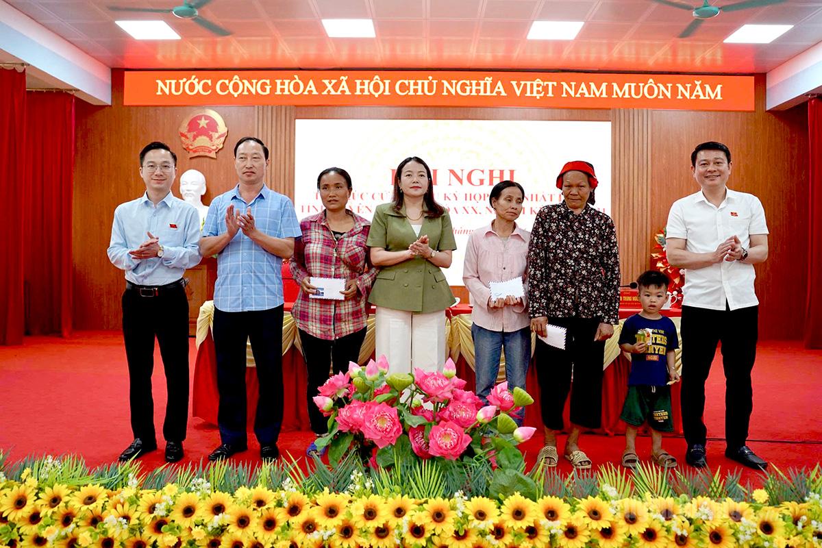 Tổ đại biểu số 7 HĐND tỉnh tặng quà cho các hộ đặc biệt khó khăn tại xã Linh Hồ.