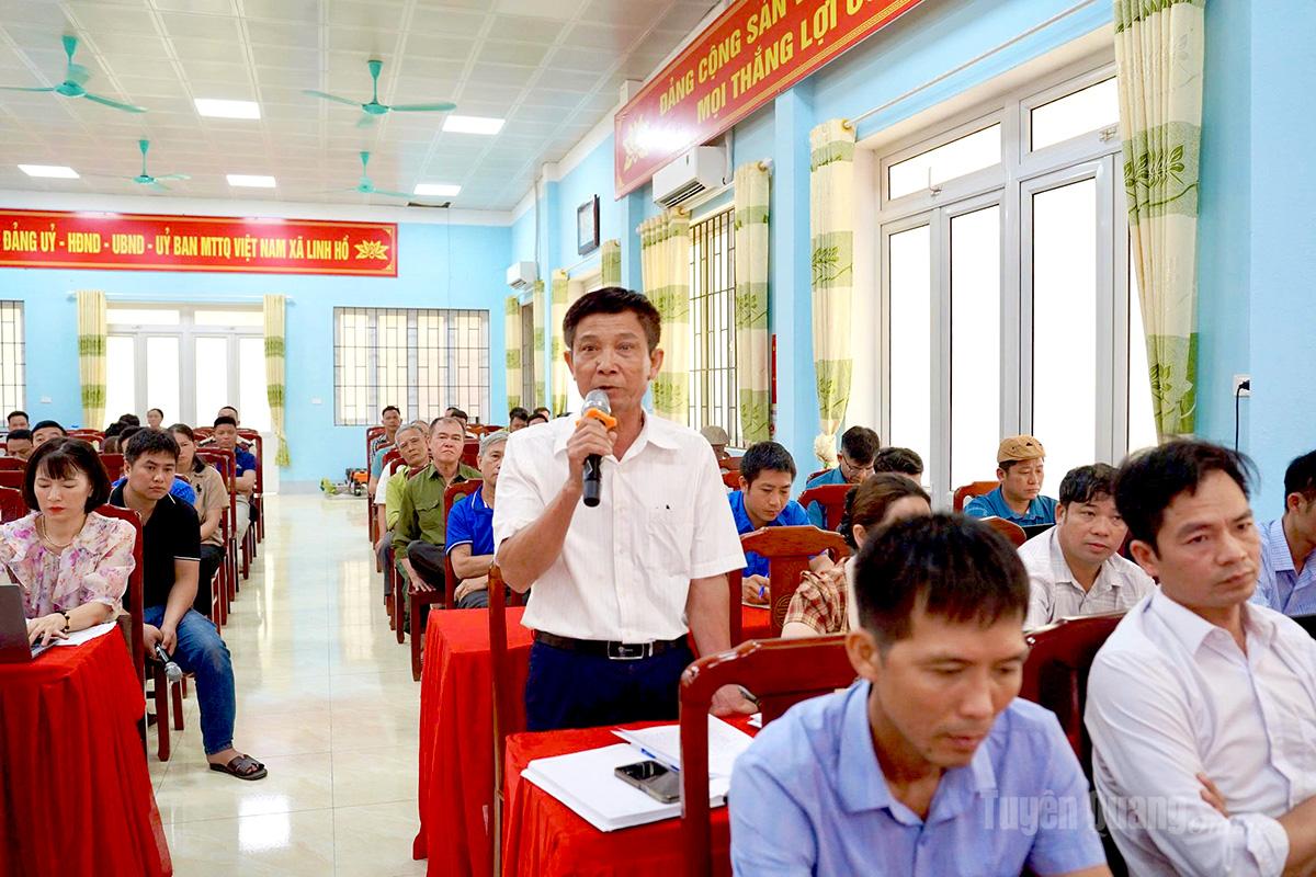 Cử tri phát biểu ý kiến tại buổi tiếp xúc cử tri.