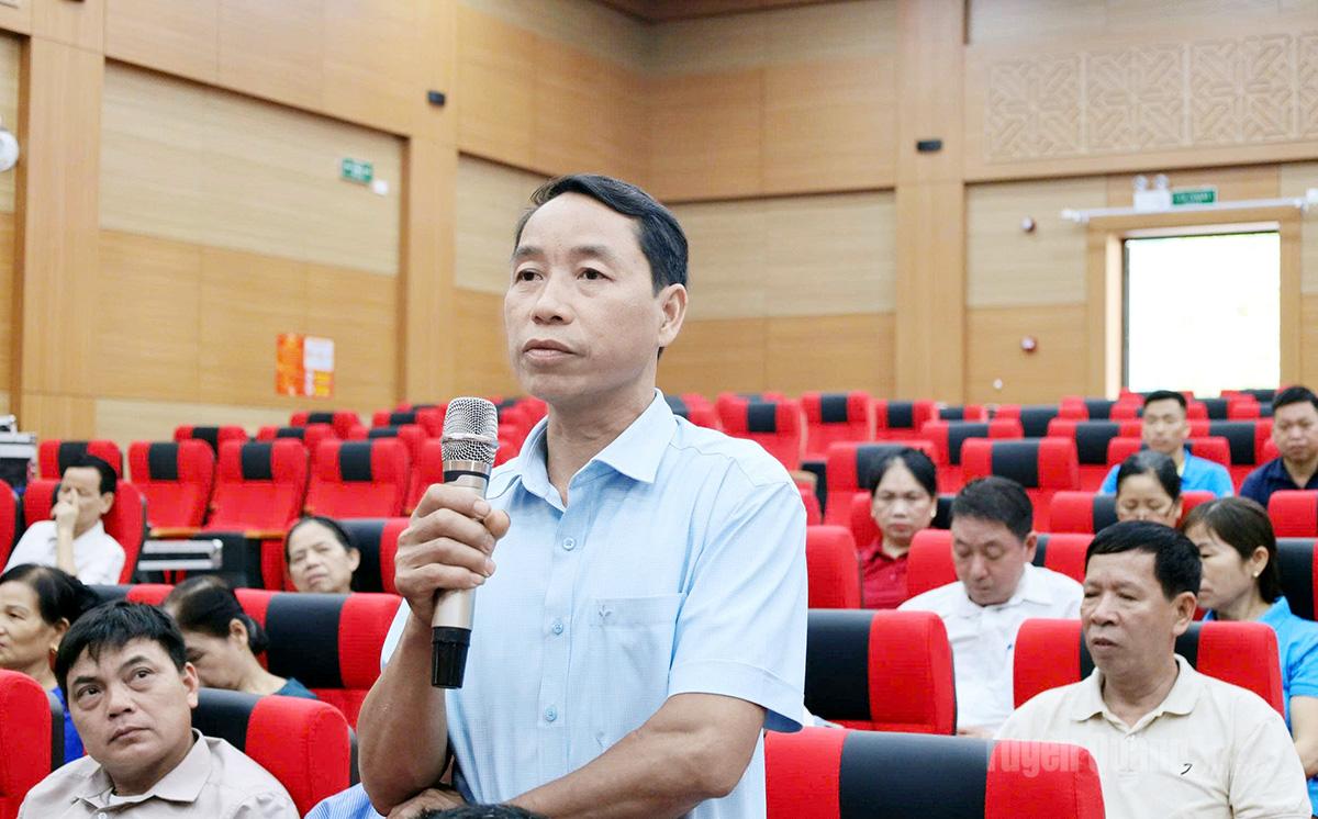 Ông Mã Văn Hải, Bí thư Chi bộ thôn Nà Phia, kiến nghị mở rộng tuyến đường giao thông của thôn và đề nghị nâng cấp, sửa chữa cây cầu của thôn.