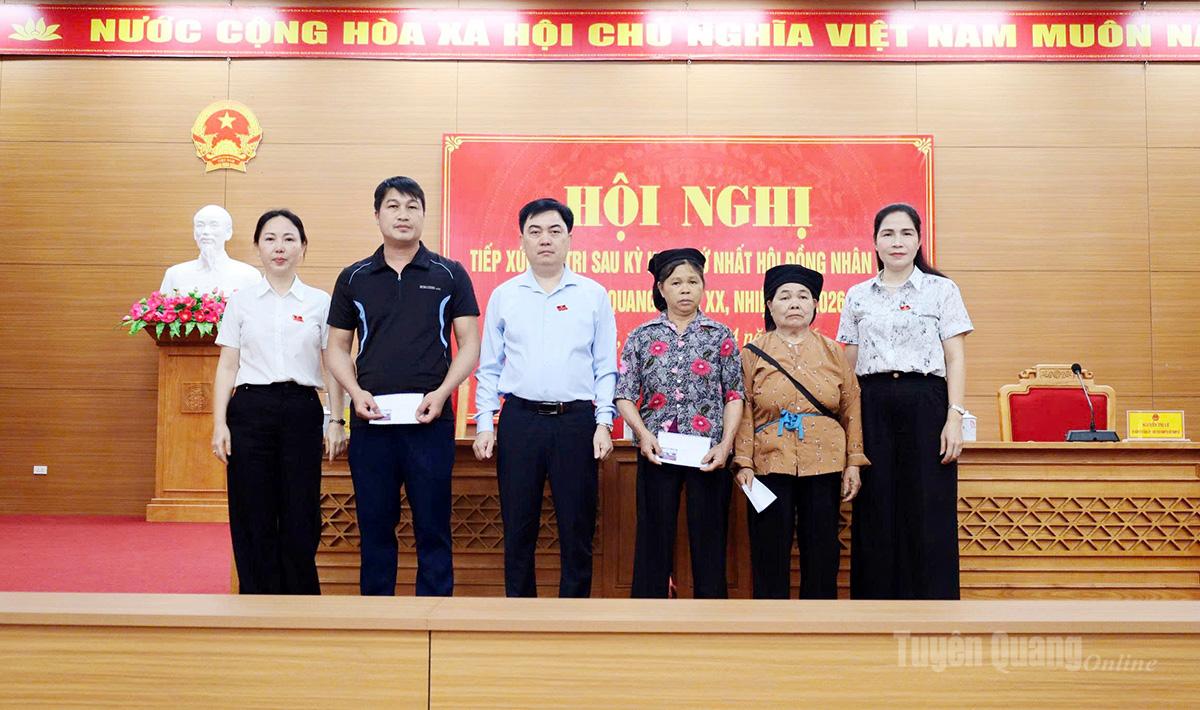 Tổ đại biểu số 1 HĐND tỉnh tặng quà cho 3 gia đình có hoàn cảnh khó khăn trên địa bàn xã Bắc Mê.