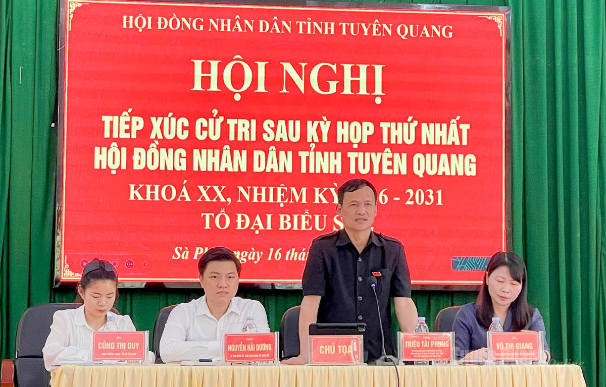 Tổ đại biểu tiếp xúc cử tri tại xã Sà Phìn.