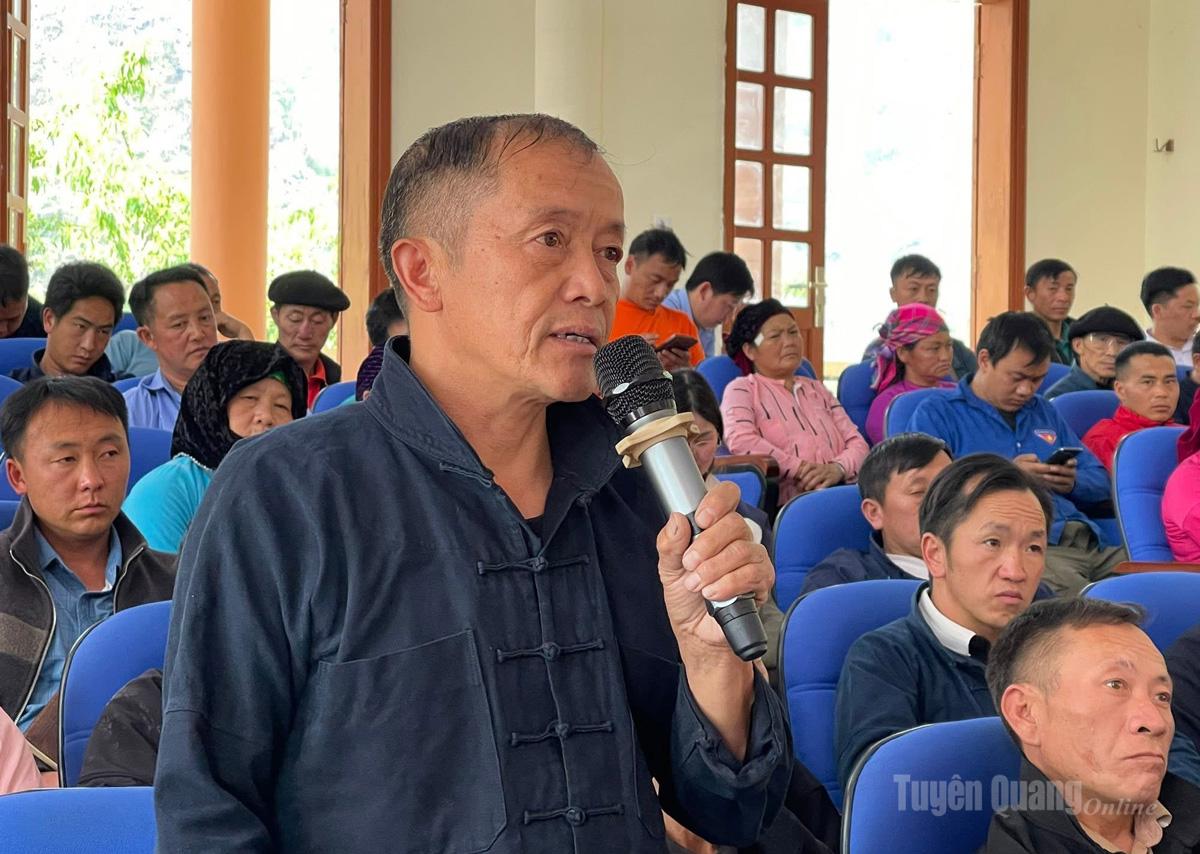 Cử tri kiến nghị tại buổi tiếp xúc.