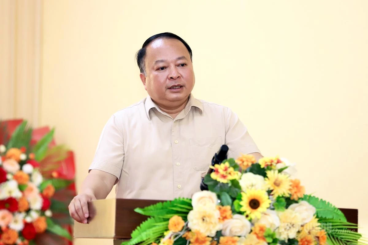 Chủ tịch UBND tỉnh Phan Huy Ngọc thay mặt Tổ đại biểu HĐND tỉnh thông tin nhanh tình hình kinh tế - xã hội quý I và tiếp thu ý kiến, giải đáp một số nội dung cử tri quan tâm.