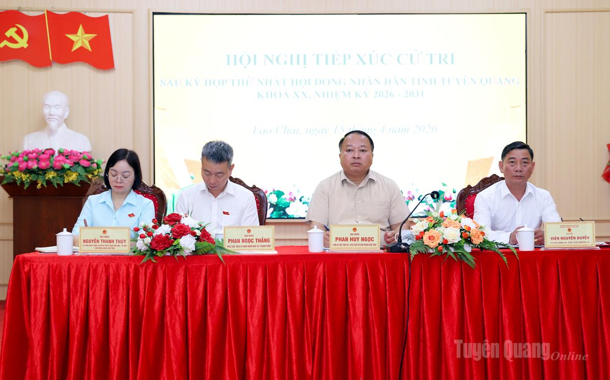 Các đại biểu Tổ đại biểu HĐND tỉnh tiếp xúc cử tri xã Lao Chải.