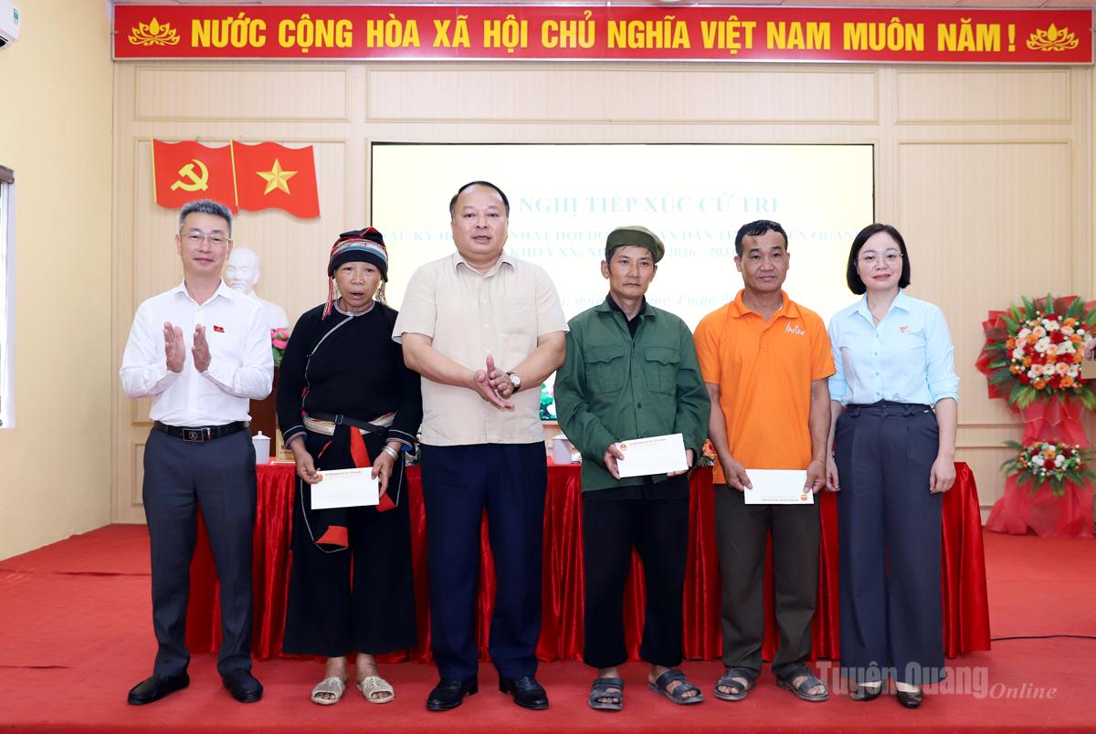 Chủ tịch UBND tỉnh Phan Huy Ngọc cùng các đại biểu HĐND tỉnh tặng quà cho 3 hộ nghèo, đặc biệt khó khăn của xã Lao Chải.