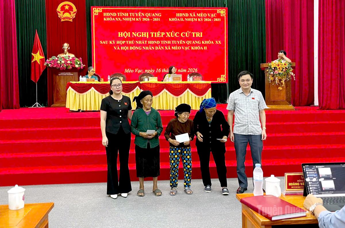 Tổ đại biểu số 4 HĐND tỉnh tặng quà cho hộ nghèo xã Mèo Vạc.