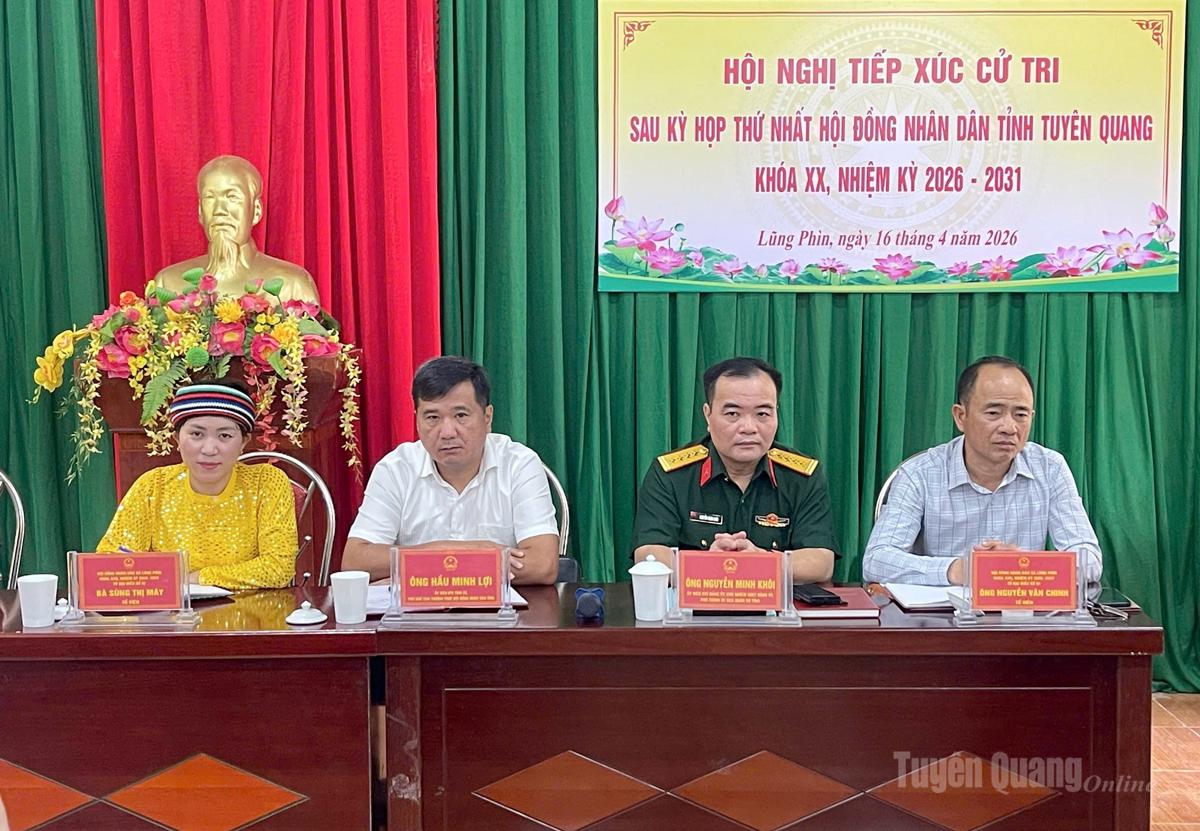 Tổ đại biểu tiếp xúc cử tri tại xã Lũng Phìn.