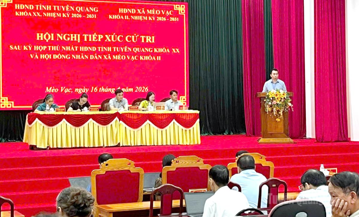 Quang cảnh buổi tiếp xúc cử tri.