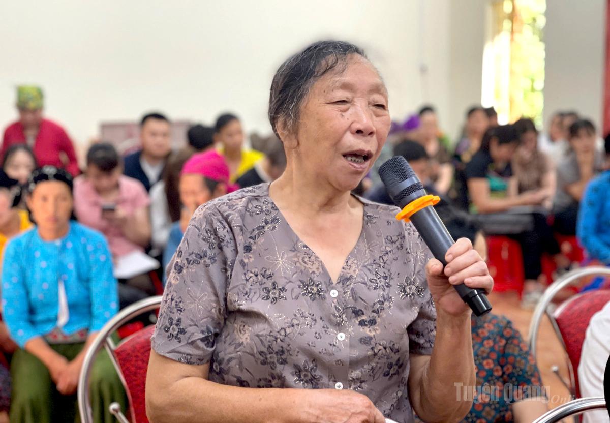 Cử tri kiến nghị tại buổi tiếp xúc.