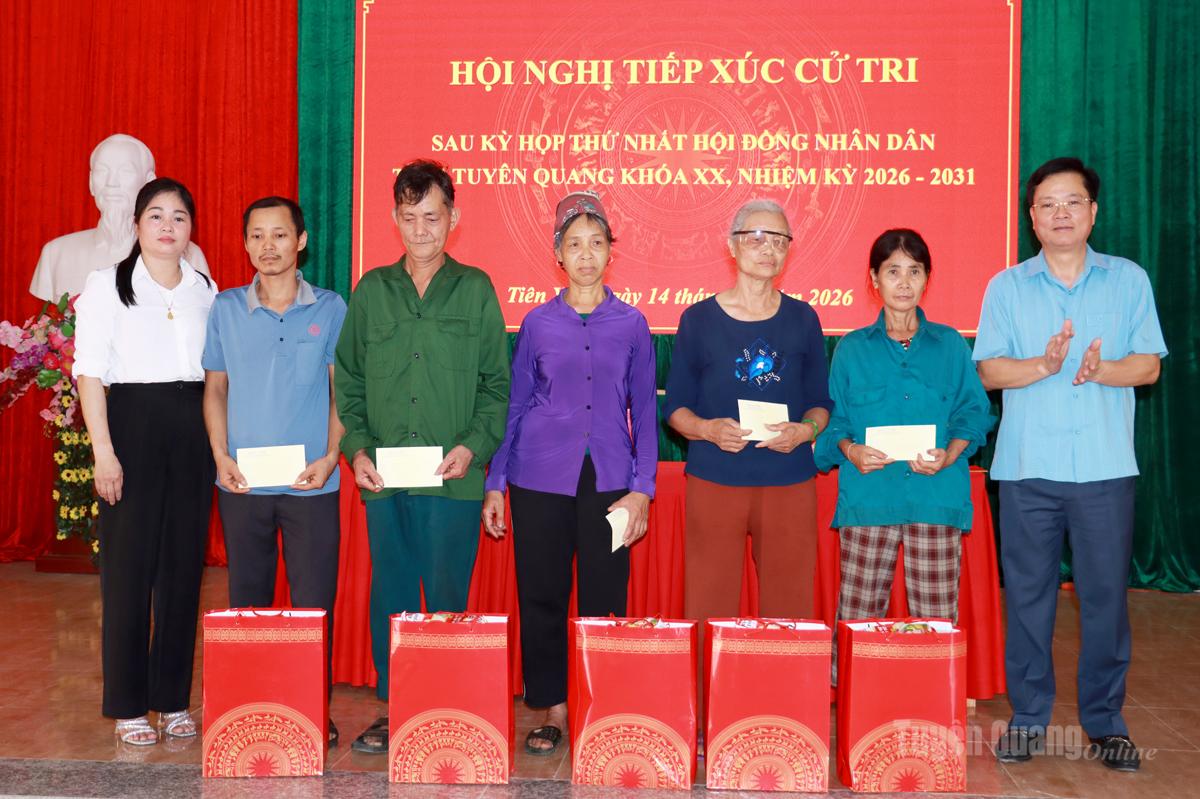 Tổ đại biểu số 5 HĐND tỉnh tặng quà gia đình chính sách của xã Tiên Yên.