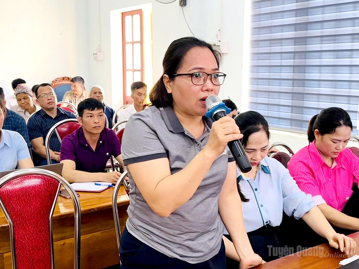 Cử tri xã Bạch Ngọc nêu kiến nghị với đại biểu HĐND tỉnh.