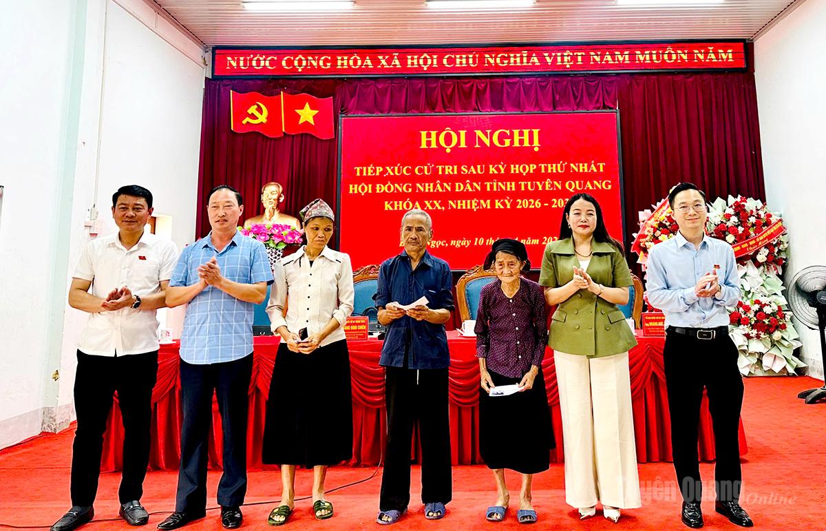 Tổ đại biểu số 7 HĐND tỉnh tặng quà cho các gia đình có hoàn cảnh khó khăn trên địa bàn xã.