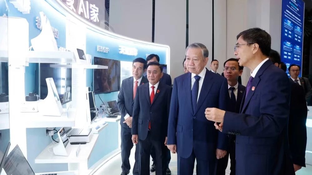 Tổng Bí thư, Chủ tịch nước Tô Lâm thăm Trung tâm Hợp tác đổi mới trí tuệ nhân tạo Trung Quốc-ASEAN