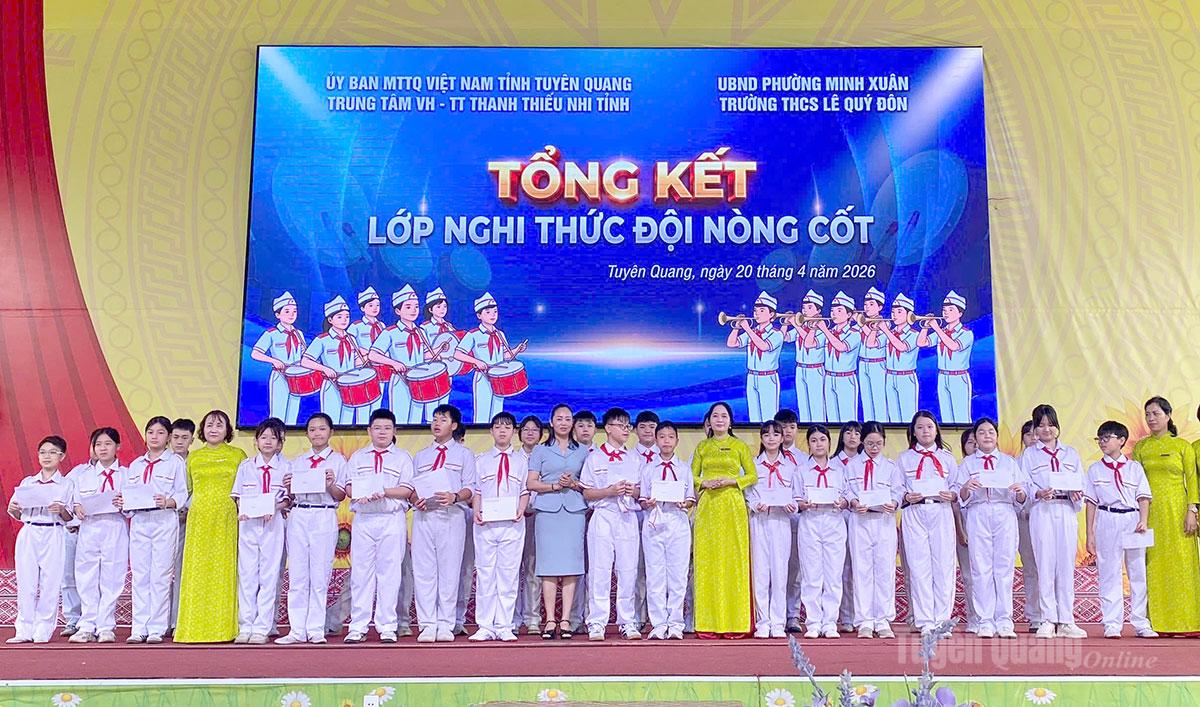 Lãnh đạo Trung tâm Văn hóa - Thể thao Thanh thiếu nhi tỉnh và trường THCS Lê Quý Đôn khen thưởng các học sinh tiêu biểu và đội nghi thức nòng cốt.