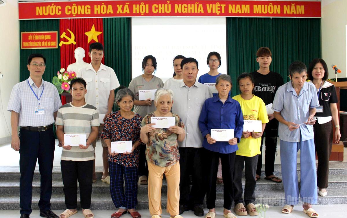 Lãnh đạo Sở Y tế và các đại biểu trao quà cho người khuyết tật đang được nuôi dưỡng và điều trị tại Trung tâm Công tác xã hội Hà Giang tỉnh Tuyên Quang.