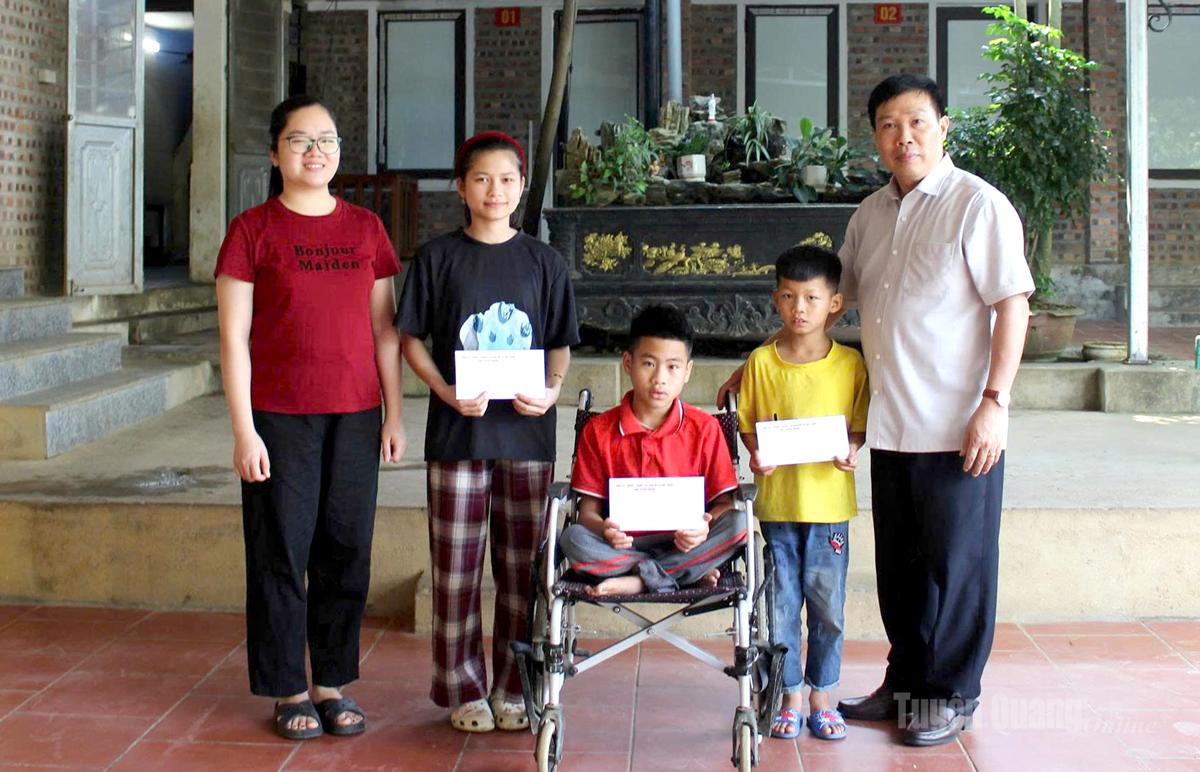 Lãnh đạo Sở Y tế và các đại biểu trao quà cho người khuyết tật đang được nuôi dưỡng tại Cơ sở Bảo trợ xã hội Dương Hiển.