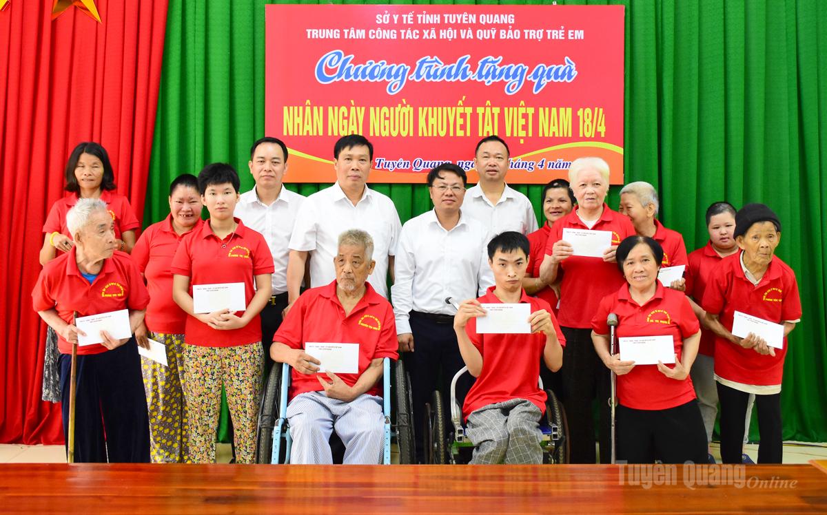 Lãnh đạo Sở Y tế và các đại biểu trao quà cho người khuyết tật đang được nuôi dưỡng và điều trị tại Trung tâm Công tác Xã hội và Quỹ Bảo trợ trẻ em tỉnh.