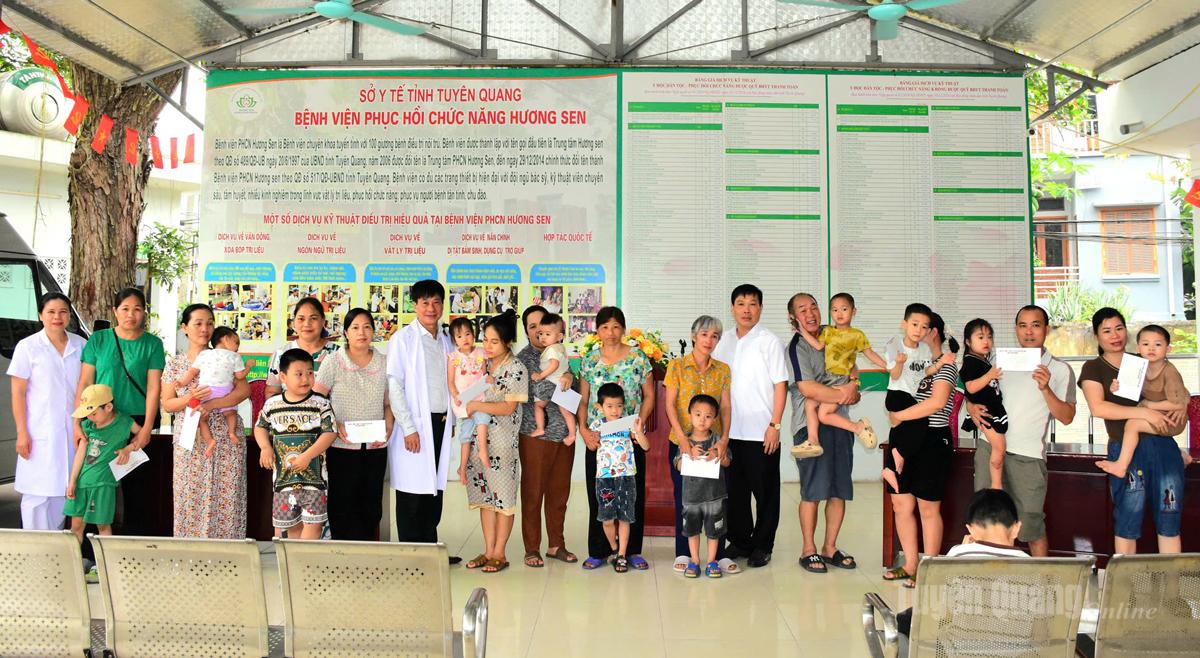 Lãnh đạo Sở Y tế trao 59 suất quà cho người khuyết tật đang điều trị tại Bệnh viện Phục hồi chức năng Hương Sen.