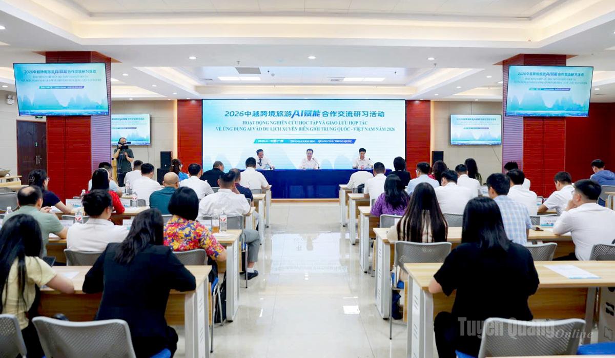 Đoàn đại biểu các tỉnh Quảng Ninh, Lạng Sơn, Cao Bằng, Tuyên Quang và thành phố Hải Phòng (Việt Nam) dự các hội thảo chuyên đề trong ứng dụng AI trong lĩnh vực du lịch.