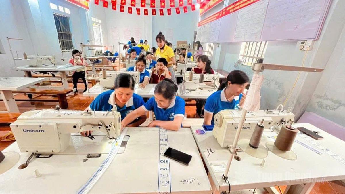 Hội viên phụ nữ xã Phú Linh học sử dụng máy may.