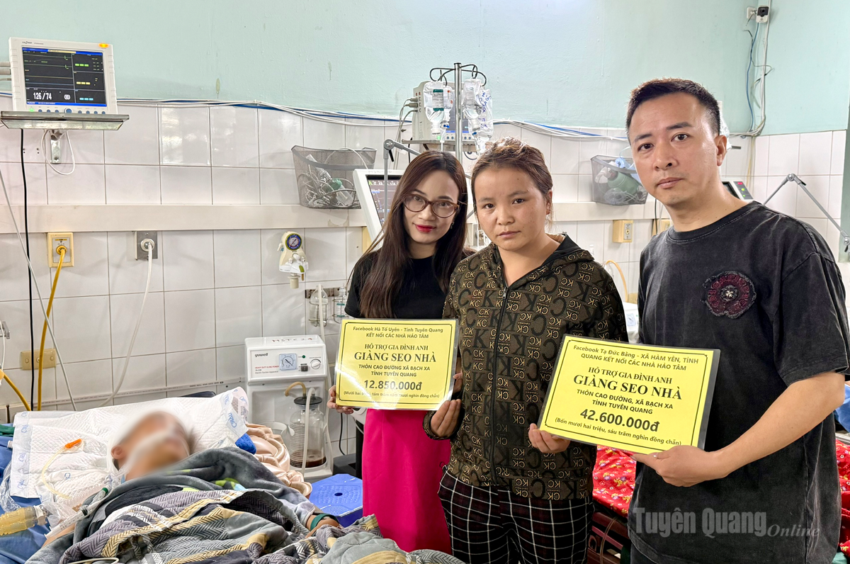 Chị Hà Tố Uyên, cán bộ Đảng ủy xã Bạch Xa và anh Tạ Đức Bằng -KOL, xã Hàm Yên trao tiền hỗ trợ cho gia đình anh Giàng Seo Nhà, thôn Cao đường xã Bạch Xa, tỉnh Tuyên Quang.