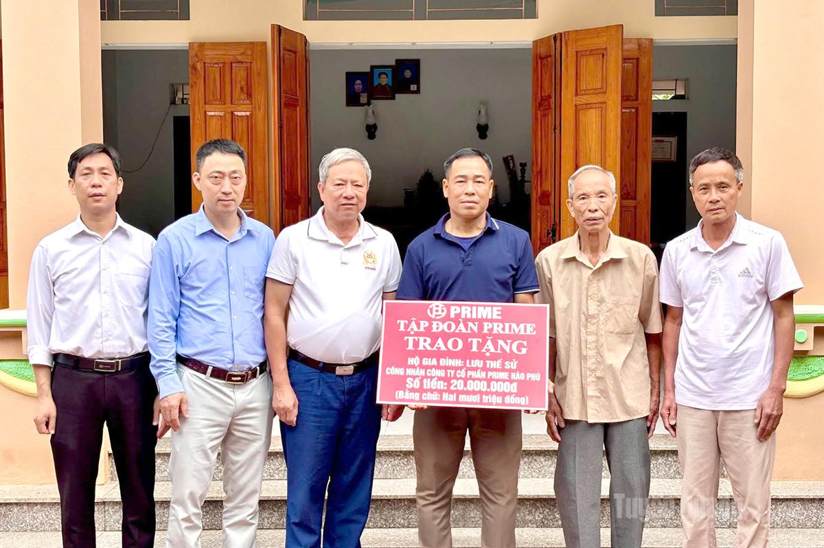 Đại diện Tập đoàn Prime Group trao tặng 20 triệu đồng cho gia đình anh Lưu Thế Sử.
