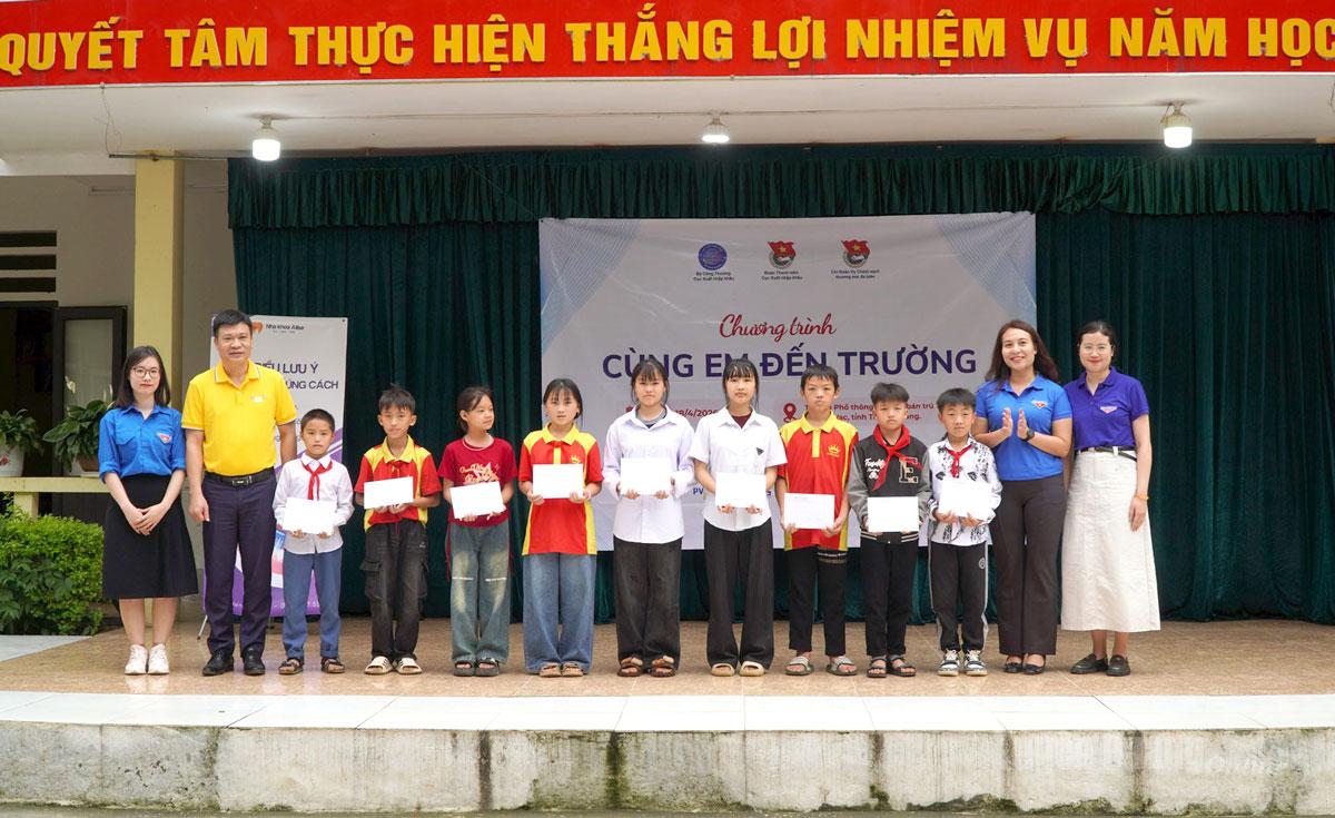 Các đơn vị tặng học bổng cho học sinh xã Mèo Vạc.