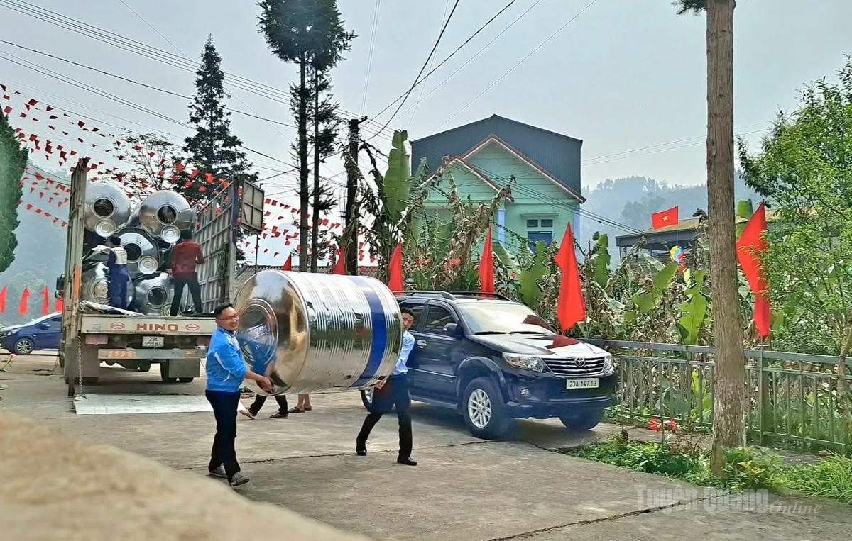 Đoàn viên thanh niên tham gia hỗ trợ vận chuyển, lắp đặt téc nước cho người dân.