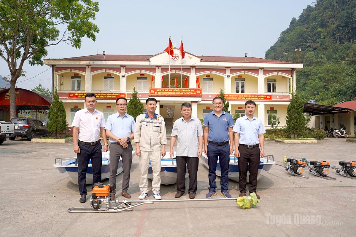 Đại diện Công ty Thủy điện Sông Lô 3 và Công ty Thủy điện Sông Lô 4 trao tặng 6 thuyền cứu hộ cho xã Linh Hồ.