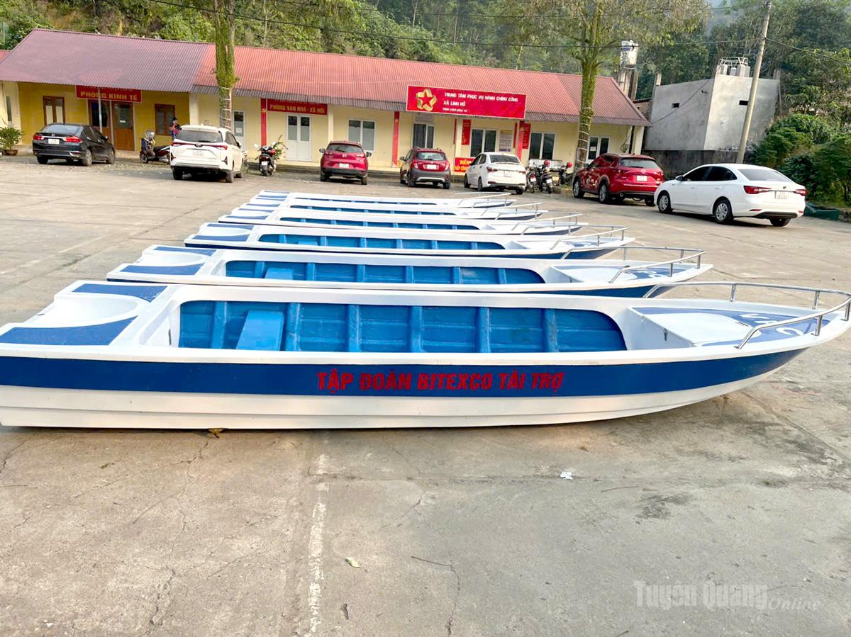 Các thuyền được trao tặng là thuyền composite có gắn động cơ.