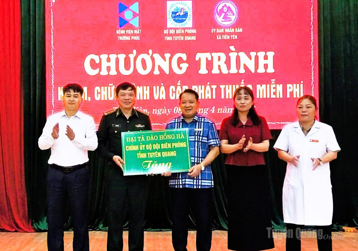 Ban Chỉ huy Bộ đội Biên phòng tỉnh trao tặng Trạm Y tế xã Tiên Yên máy nội soi để khám, chữa bệnh cho Nhân dân.