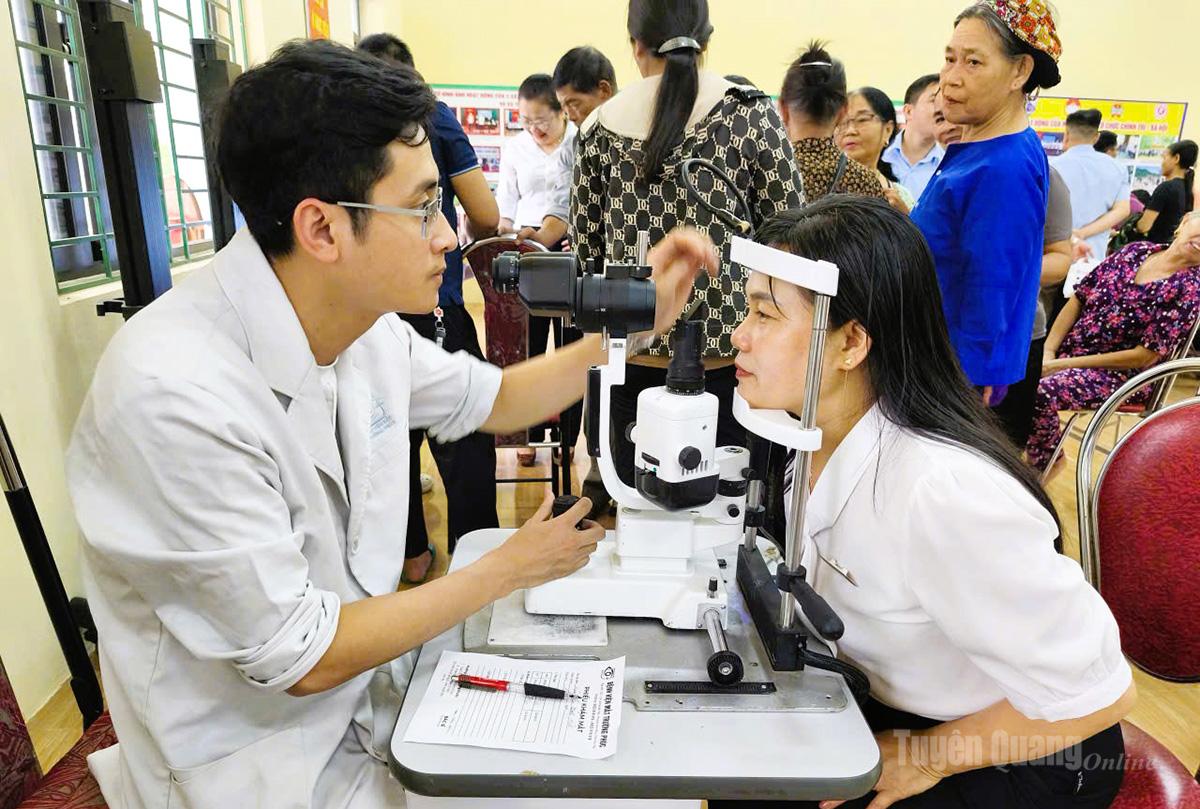Các bác sĩ Bệnh viện Mắt Trường Phúc tư vấn, khám và phát hiện sớm các bệnh lý về mắt cho người dân xã Tiên Yên.