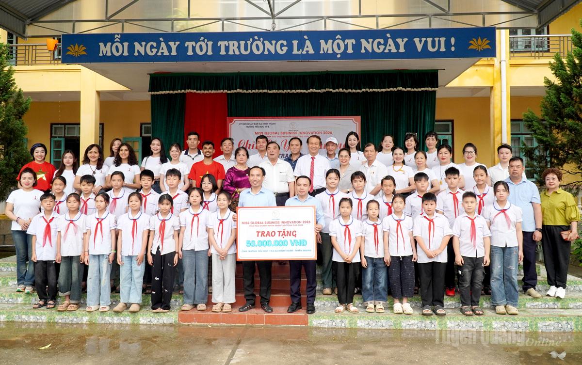 Công ty cổ phần truyền thông Winsu trao tặng các phần quà cho thầy và trò trường Tiểu học 19-8.