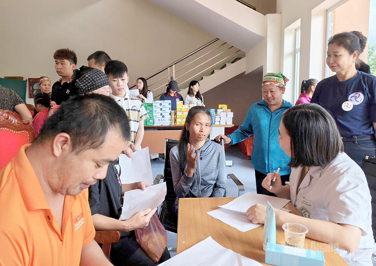 Hơn 100 người khuyết tật xã Quản Bạ được khám bệnh miễn phí.