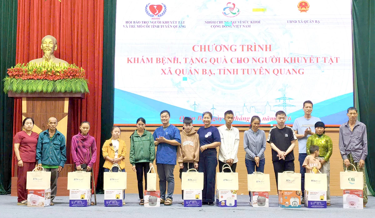 Ban Tổ chức tặng quà cho người khuyết tật có hoàn cảnh khó khăn.