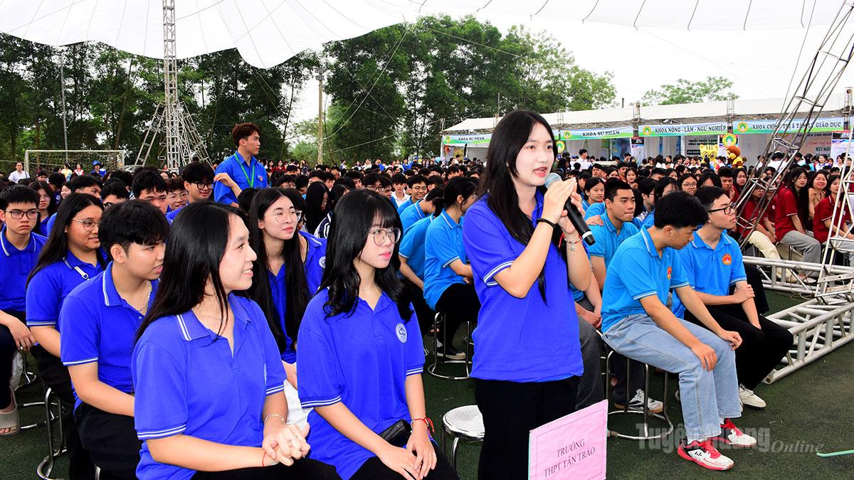 Học sinh trường THPT Tân Trào đặt câu hỏi cho các chuyên gia tư vấn.