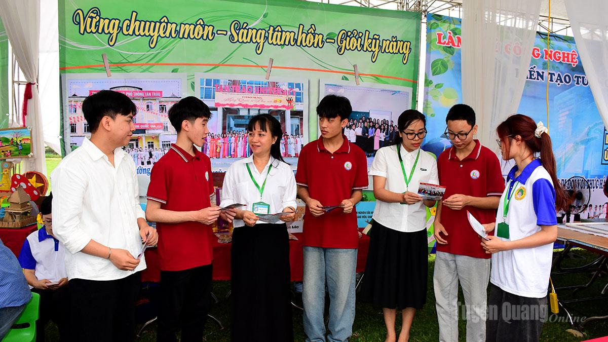 Giảng viên Khoa Sư phạm trường Đại học Tân Trào tư vấn cho các em học sinh.