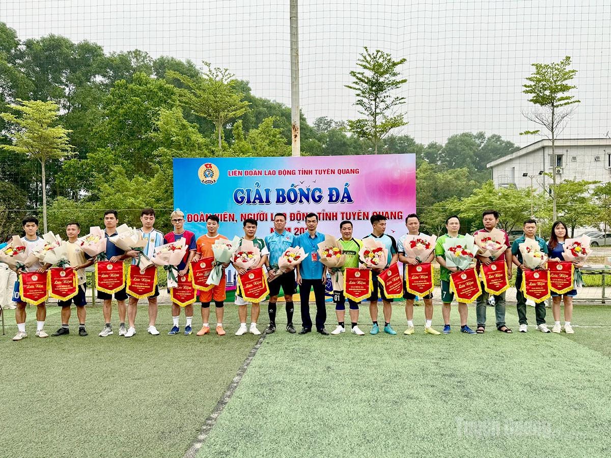 Lãnh đạo LĐLĐ tỉnh tặng cờ và hoa cho các đội tham gia thi đấu.