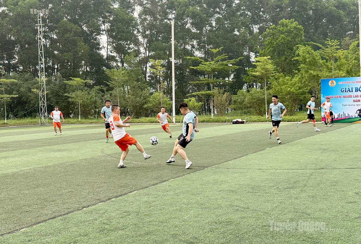 Trận đấu khai mạc giữa đội Công ty Gang thép Tuyên Quang và Trung tâm Kiểm soát bệnh tật tỉnh Tuyên Quang.