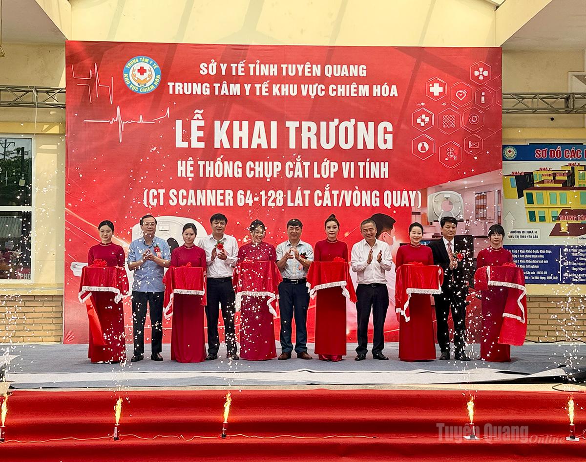 Các đồng chí đại biểu cắt băng khai trương hệ thống chụp cắt lớp vi tính CT Scanner 64–128 lát cắt/vòng quay.