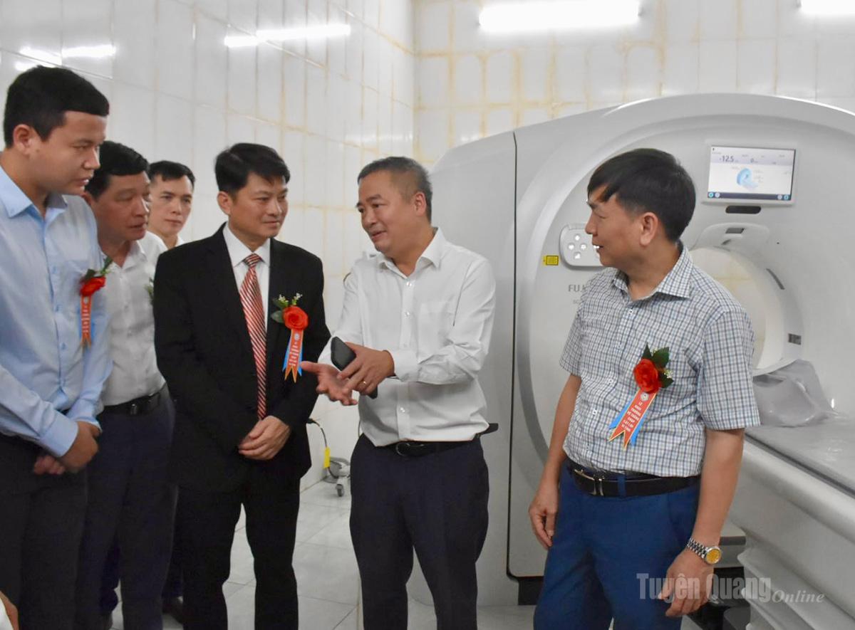 Các đồng chí đại biểu tham quan máy chụp cắt lớp vi tính CT Scanner 64–128 lát cắt/vòng quay.