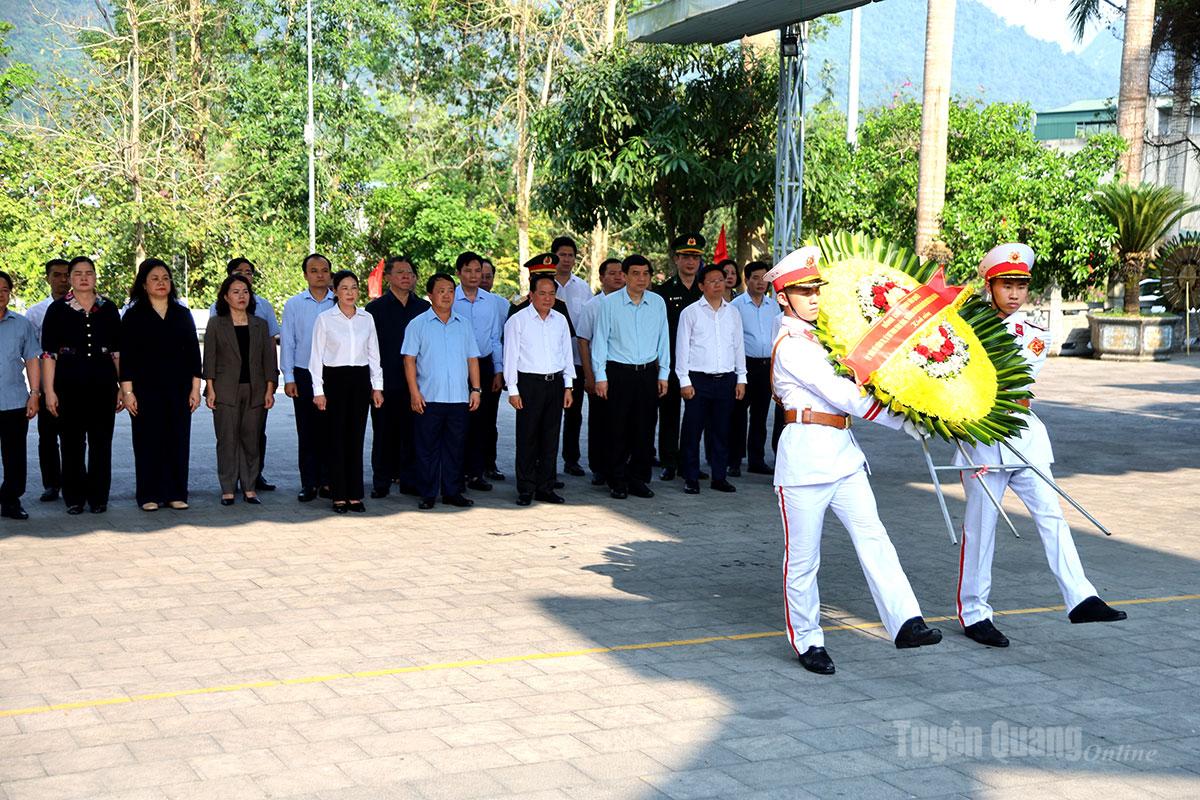 Đoàn đại biểu dâng hoa tại Nghĩa trang Liệt sĩ Quốc gia Vị Xuyên.