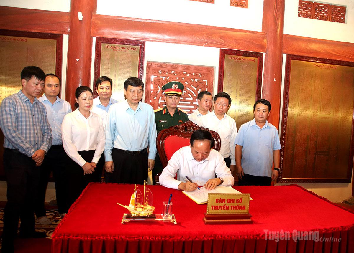 Đồng  chí Trịnh Văn Quyết, Ủy viên Bộ Chính trị, Bí thư Trung ương Đảng, Trưởng ban Tuyên giáo và Dân vận Trung ương ghi sổ truyền thống tại Nghĩa trang Liệt sĩ Quốc gia Vị Xuyên.