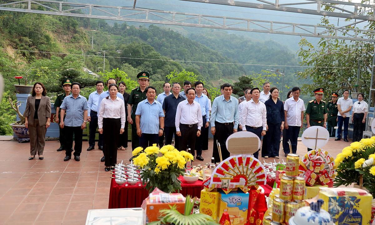 Đoàn đại biểu dâng hoa, dâng hương tại Đền thờ các Anh hùng Liệt sĩ Mặt trận Vị Xuyên, điểm cao 468, thôn Nặm Ngặt, xã Thanh Thủy.